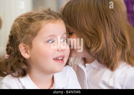 Due studenti nella classe whispering (messa a fuoco selettiva) Foto Stock