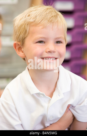 Studente in classe sorridente (messa a fuoco selettiva) Foto Stock
