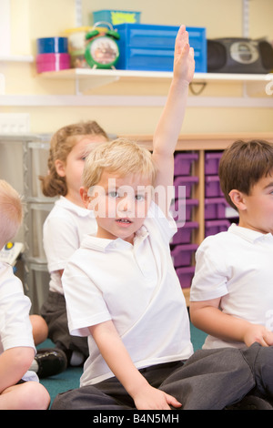 Studente in classe seduti sul pavimento del volontariato (messa a fuoco selettiva) Foto Stock