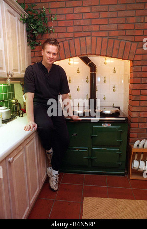 James MacPherson attore in Taggart nella sua cucina con il vecchio forno a legna aga Marzo 1997 Foto Stock
