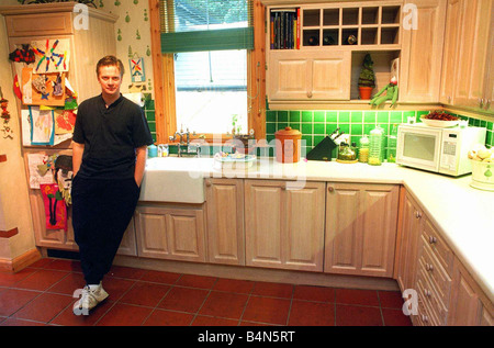James MacPherson attore in Taggart in piedi nella sua cucina Marzo 1997 Foto Stock