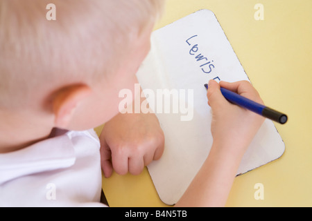 Studente in classe per il controllo ortografico di apprendimento (messa a fuoco selettiva) Foto Stock