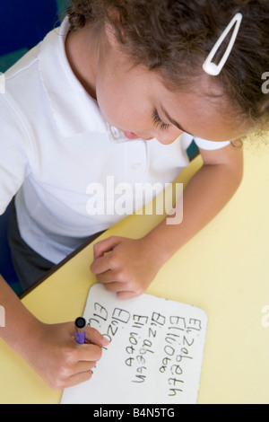 Studente in classe per il controllo ortografico di apprendimento (messa a fuoco selettiva) Foto Stock