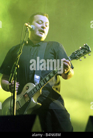 Manic Street predicatori a T nel Parco Luglio 1999 open air concerto Balado Airfield Kinross James Dean Bradfield esegue sul palco durante il concerto Foto Stock