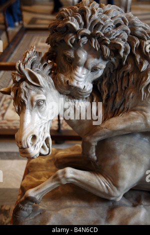 Statua di Lion di mangiare un cavallo, il Museo del Vaticano, Italia Foto Stock