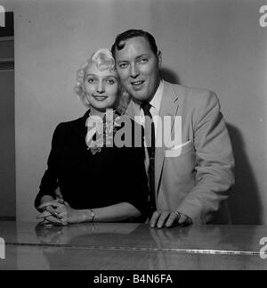 Bill Haley alla sua prima visita in Inghilterra che in gran parte è stato sponsorizzato dal Daily Mirror Bill con la moglie a bordo della regina Elizebeth al suo arrivo a Southampton Foto Stock