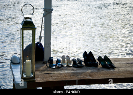 Scarpe in attesa dei loro proprietari. Il 2008 Henley Festival Foto Stock