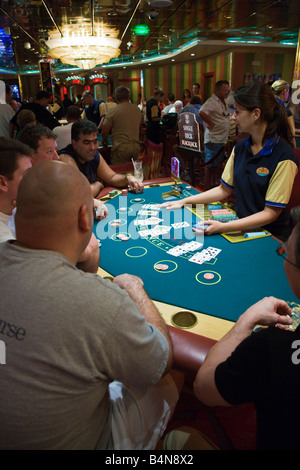 Persone che giocano a black jack nel casino di Royal Caribbean Navigator dei mari nave da crociera Foto Stock