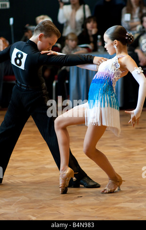 Giovani danzatori in posa. Il ballo liscio concorrenza "Nevsky Cup 2008" a San Pietroburgo, Russia. Foto Stock