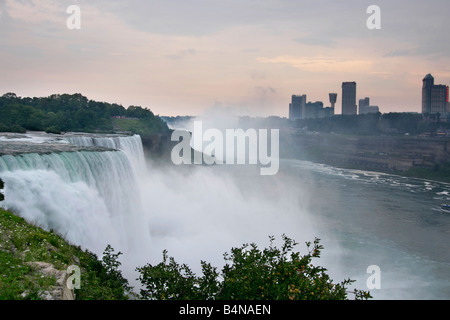 Il bordo della cascata del Niagara e del velo nuziale sul lato americano di New York USA, vista dall'alto della nebbia di paesaggio dall'alto della vita quotidiana degli Stati Uniti, che vive ad alta risoluzione Foto Stock