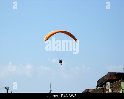 Parapendio in tandem in arrivo a terra oltre Olu Deniz in Turchia Foto Stock