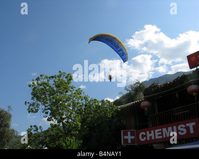 Parapendio su farmacia Olu Deniz in Turchia Foto Stock