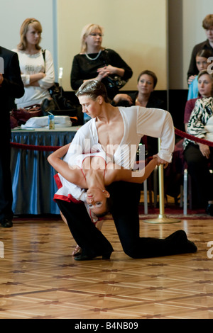 Giovani danzatori in posa. Il ballo liscio concorrenza "Nevsky Cup 2008" a San Pietroburgo, Russia. Foto Stock