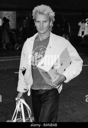 Sting cantante con gruppo pop di aka di polizia Gordon Sumner 1983 arrivando all'aeroporto di Heathrow dalla tour NEGLI STATI UNITI Foto Stock