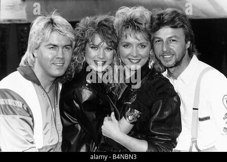 Buck Fizz british pop group che ha vinto il Concorso Eurovisione della canzone con la loro canzone rendendo la tua mente in alto da sinistra a destra Mike Nolan Shelly Preston Cheryl Baker e Bobby Gee alla vigilia del loro la storia finora tour Foto Stock