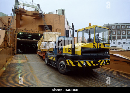 Operazione di roll on-roll off nel porto di Amburgo. Foto Stock