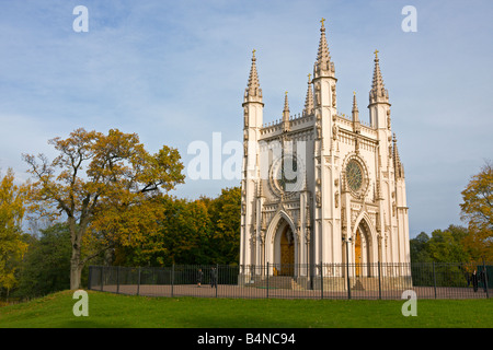 Cappella gotica (St. Alexander Nevsky chiesa ortodossa, 1834) in Alessandria, parco di Peterhof, San Pietroburgo, Russia Foto Stock