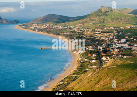 Vista sulla spiaggia di Porto Santo la vicina isola di Madera Foto Stock