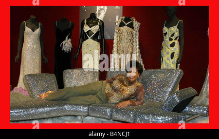 Dame Shirley Bassey dona la metà dei proventi di una festa di gala asta benefica di 50 tra la sua fase abiti al Royal Welsh College of Music and Drama per creare Dame Bassey borse di studio foto Christies a Londra sdraiato su un lettino di fronte a una selezione di abiti in asta Foto Stock