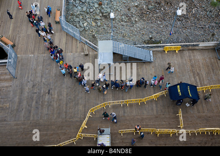 I passeggeri di crociera di attendere in linea per passare di punto di controllo di sicurezza di ritorno sulla nave di Juneau Alaska Foto Stock