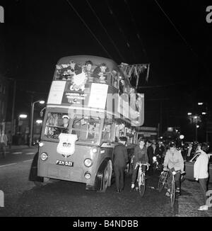 Ultimo viaggio in filobus Maggio 1962 Folla ruotata fino in grandi numeri per prendere un ultimo e molto sentimentale nel diario di un filobus l'ultimo filobus sono state prese al di fuori del servizio di trasporti di Londra il 8 maggio 1962 essi sono stati sostituiti dalla benzina azionato autobus Routemasters alcuni dei quali sono ancora in uso su Londra s strade oggi Tuttavia mentre questa sembrava essere la fine di un'era una versione moderna del tram hanno iniziato a riapparire sulle strade di alcuni di Gran Bretagna s città di Manchester la metropolitana inaugurato nei primi anni novanta ed ha avuto molto successo e Croydon a sud di Londra Foto Stock