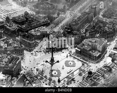 Londra Inghilterra Maggio 1937 Trafalgar Square Londra vedute aeree dei punti di riferimento in vista Lions sono opera dello scultore Edwin Landseer Nelson colonna s e la Galleria Nazionale Admiralty Arch e il Mall Foto Stock