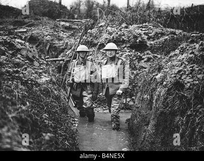 La Prima guerra mondiale due soldati britannici stand in un invaso comunicazioni trincea sul fronte occidentale 1917 Foto Stock