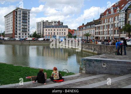 Le bancarelle del mercato lungo Quay de Wault al Braderie Lille Francia Foto Stock