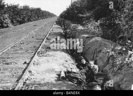 La Prima guerra mondiale belga truppe attendere in una trincea a fianco di una linea ferroviaria nel loro avanzamento durante la Battaglia di Hofstade 1914 Foto Stock