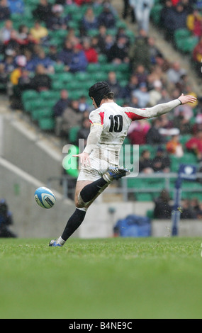 Danny Cipriani calci ad un pallone per Inghilterra a Twickenham Foto Stock