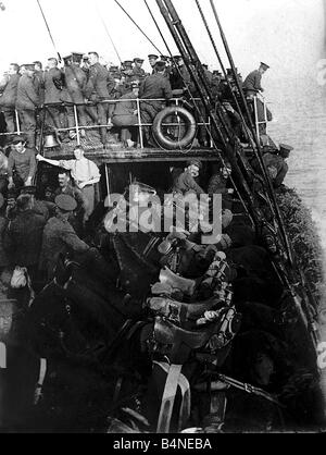 British cavalleria e cavalli a bordo di una nave sul loro modo di Francia agosto 1914 British Expedtionary Force sono state assicurate mediante il loro comandante Maresciallo di Campo Sir John French che tutto sarà oltre a Natale 70 000 attraversato il Canale in segreto a Natale le loro perdite furono disastrosi Foto Stock