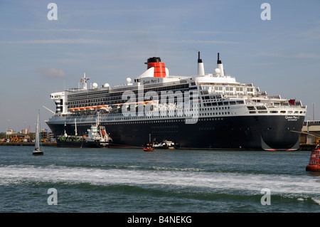 Porto di Southampton Inghilterra UK Queen Mary 2 e MV Whitchallenger un olio combustibile Bunkering vaso a fianco Foto Stock