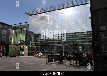 Riflessioni di nuvole sulla parete di vetro Jubilee Library nel centro di Brighton Regno Unito Foto Stock