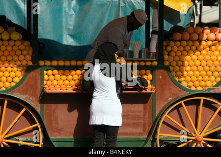 Bancarella vendendo il succo d'arancia fresco nel Djamaa El Fna Foto Stock