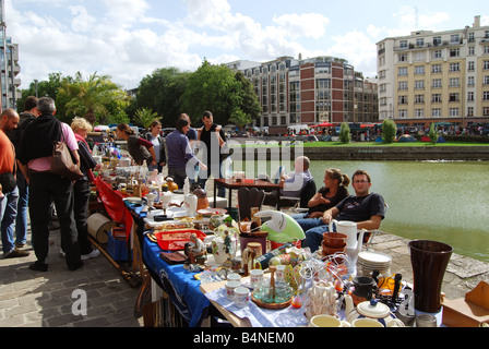 Le bancarelle del mercato lungo Quay du Wault al Braderie Lille Francia Foto Stock