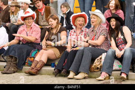 Le ragazze di sesso femminile nella folla di cantare e applaudire lungo la musica al Creetown Country Music Festival parte di Gaelforce Scozia Scotland Foto Stock