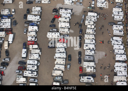 Vista aerea di camper e roulotte parcheggiata vicino insieme in un polveroso campo in Germania. Foto Stock