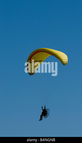 Uomo in volo in un gas alimentato kite. Foto Stock