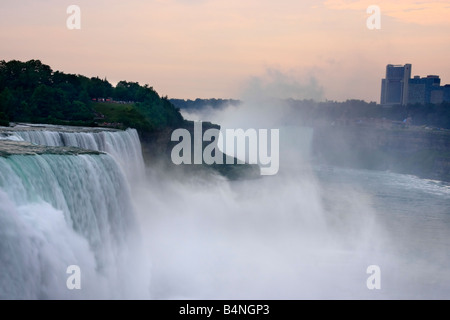 Il bordo della cascata del Niagara e del velo nuziale sul lato americano di New York USA, vista dall'alto della nebbia di paesaggio dall'alto della vita quotidiana degli Stati Uniti, che vive ad alta risoluzione Foto Stock