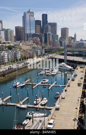 Piccola marina nella parte anteriore dei grattacieli lungo la zona fronte mare di Seattle Washington Foto Stock