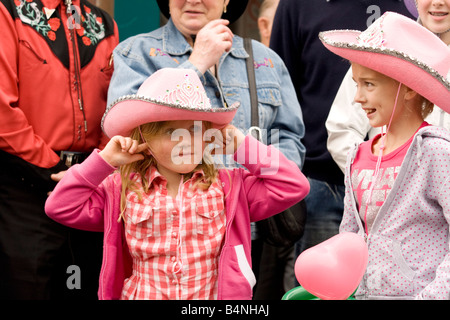 Creetown Country Music Festical ragazza giovane con le dita nelle orecchie protezione orecchio da bang delle pistole a disegnare più veloce della concorrenza Foto Stock