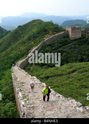 Due persone che camminano sulla Grande Muraglia della Cina Foto Stock