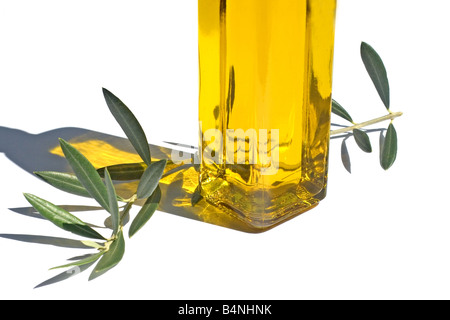 Olio di oliva e foglie su sfondo bianco Foto Stock