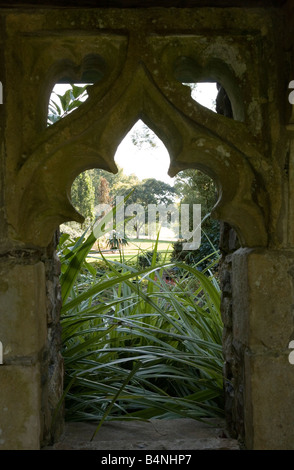 RHS Rosemoor Torrington Devon vista sul giardino attraverso la finestra di pietra Foto Stock