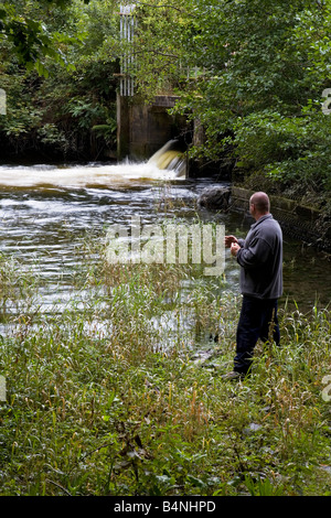 Acqua corsa di coda da Dolgarrog hydro potenza elettrica turbine hall che scorre nel flusso e poi nel fiume Conwy Foto Stock