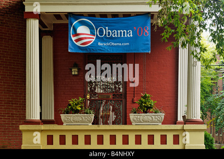 Barack Obama per il presidente bandiera politica sulla parte anteriore portico di casa Louisville Kentucky Foto Stock