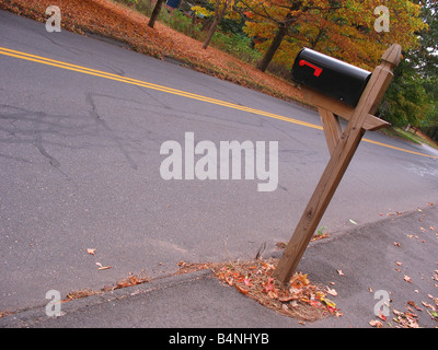 Una casella di posta vicino alla strada con qualche bella caduta delle foglie in background quando ho girato questo ho cercato di usare un bel inclinazione creativa Foto Stock