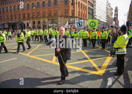 Forze di polizia e manifestanti Anti-War al Partito laburista Conference Manchester Lancashire England Regno Unito Regno Unito GB Gran Bretagna Foto Stock