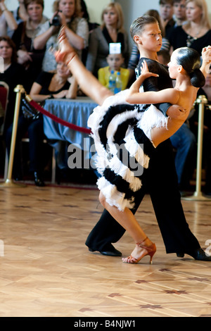 Giovani danzatori in posa. Il ballo liscio concorrenza "Nevsky Cup 2008" a San Pietroburgo, Russia. Foto Stock