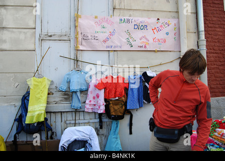 Raccolta mista di bambini vestiti a Braderie Lille Francia Foto Stock